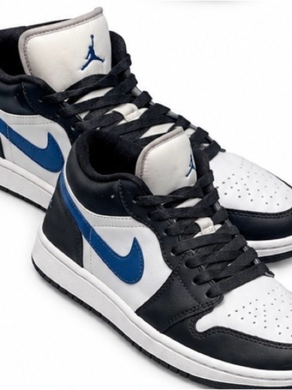 Nike Low-Top Sneakers in White, Black & Blue